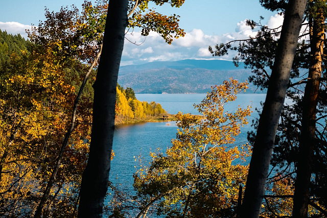 В бухте Змеиная на Байкале открыли пешеходную экотропу 