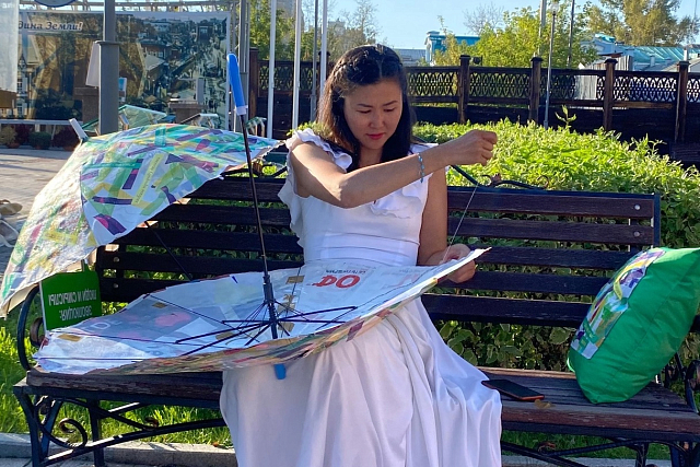 Проект «ЭкоГнездо» из Братска создал зонтики из переработанного пластика для иркутской выставки