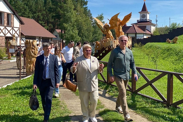 Легендарный хоккеист посетил новую экотропу в «Лукоморье»