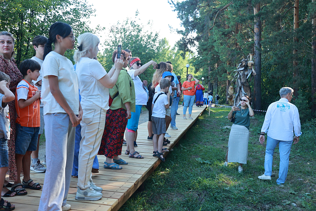 Добро пожаловать в сказку: в ангарском «Лукоморье» открылась экотропа