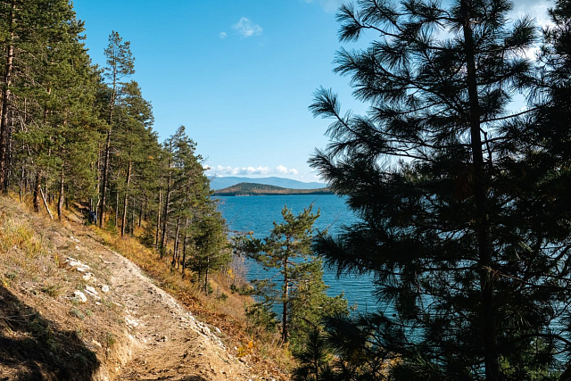 В бухте Змеиная на Байкале открыли пешеходную экотропу 