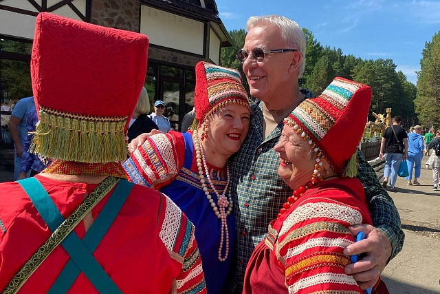 Легендарный хоккеист посетил новую экотропу в «Лукоморье»